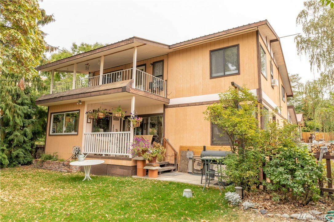 Property Photo: 305 E Gibson Ave WA 98816