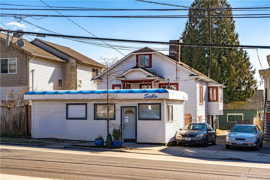 Property Photo:  327 N 105th St  WA 98113 