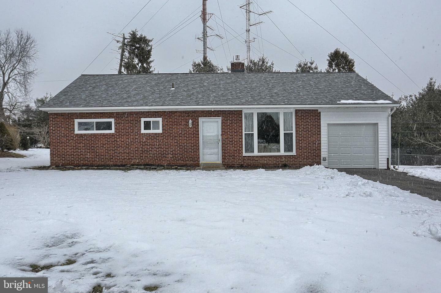 Property Photo:  37 Pilgrim Drive  PA 17603 