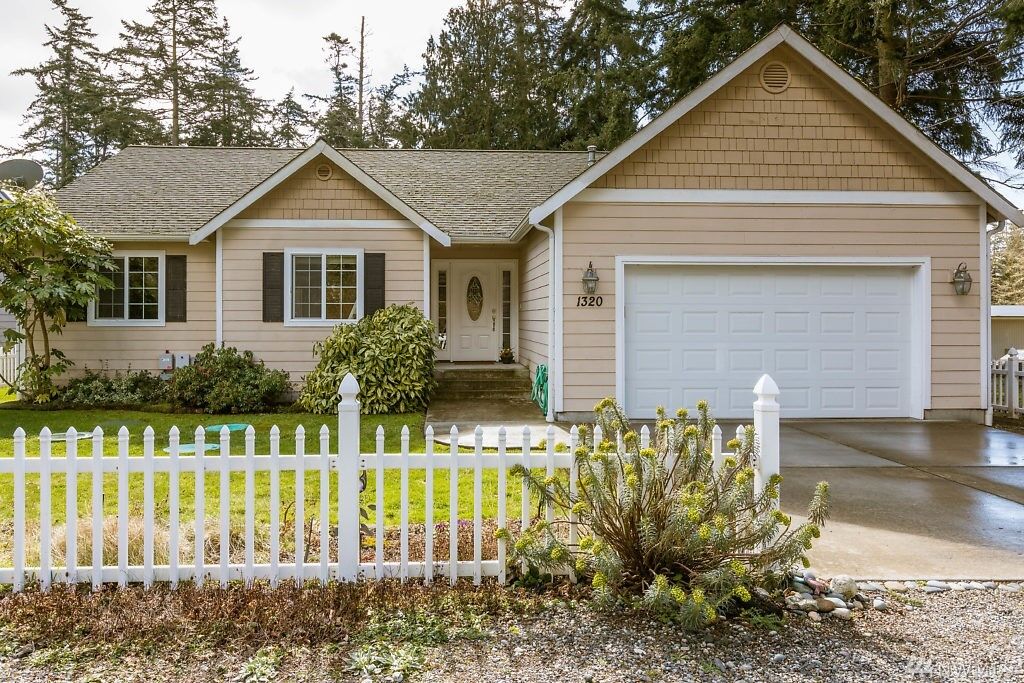 Property Photo: 1320 Admirals Dr WA 98239