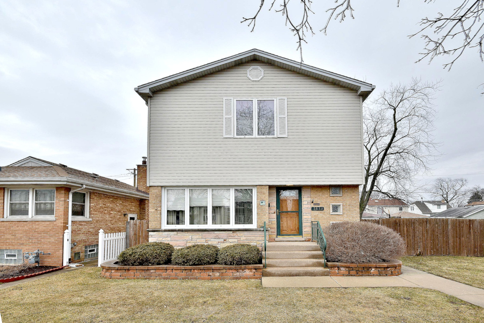 Property Photo:  2533 Spruce Street  IL 60171 