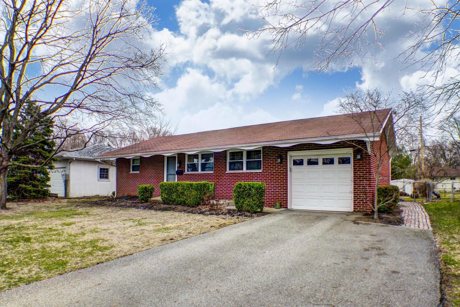 Property Photo:  5762 Sandalwood Boulevard  OH 43229 