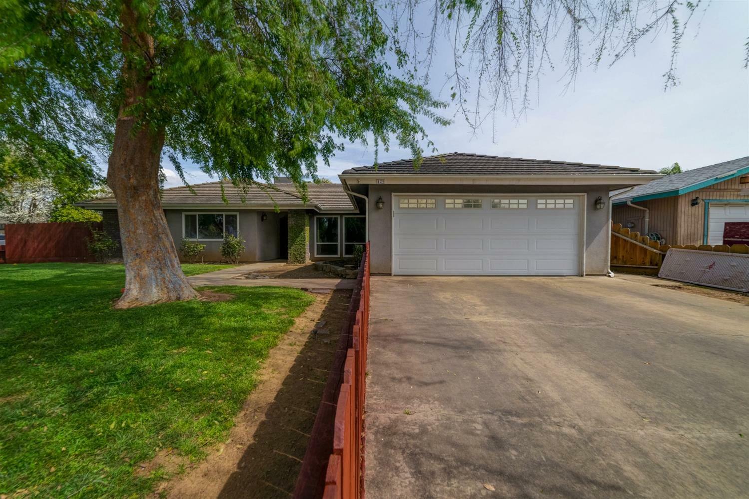 Property Photo:  429 N Francis Avenue  CA 93221 