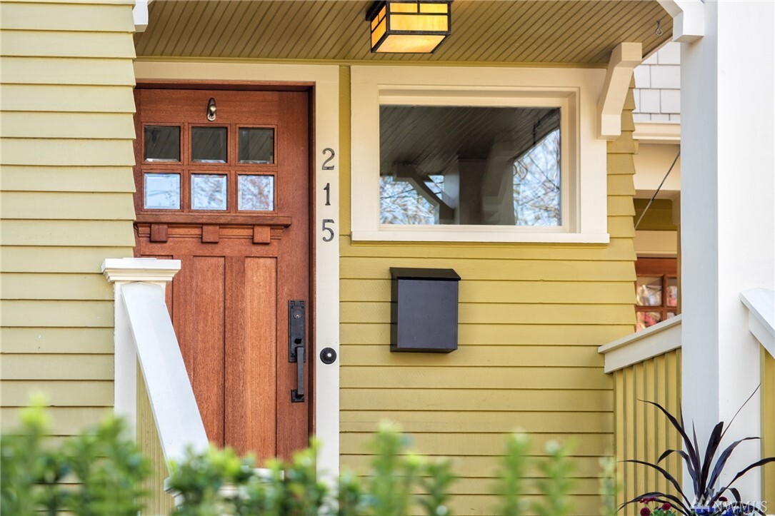 Property Photo:  215 Howe St  WA 98109 