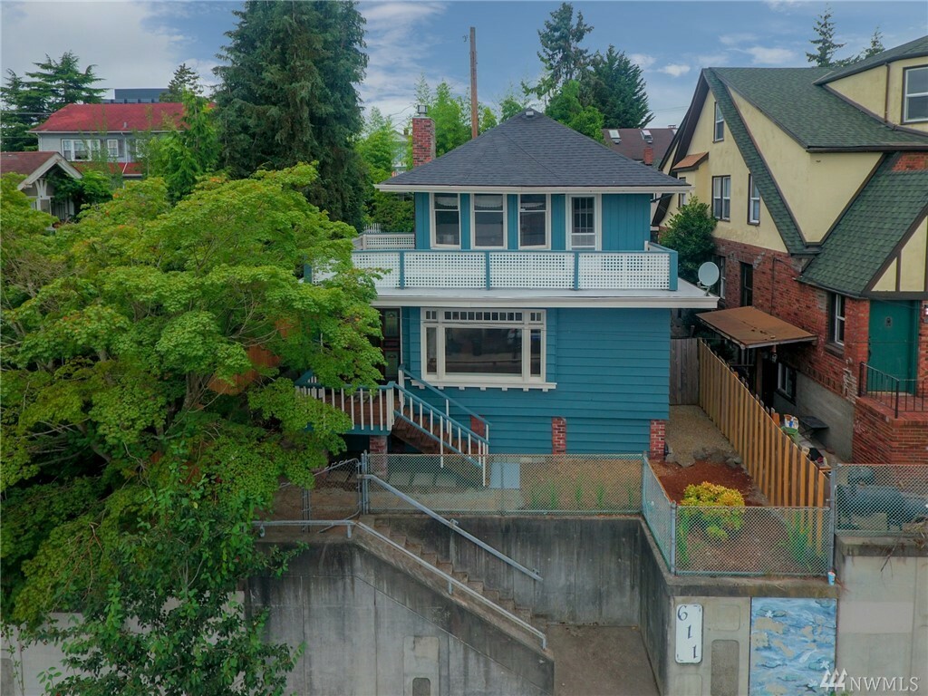 Property Photo:  611 Washington Ave  WA 98337 