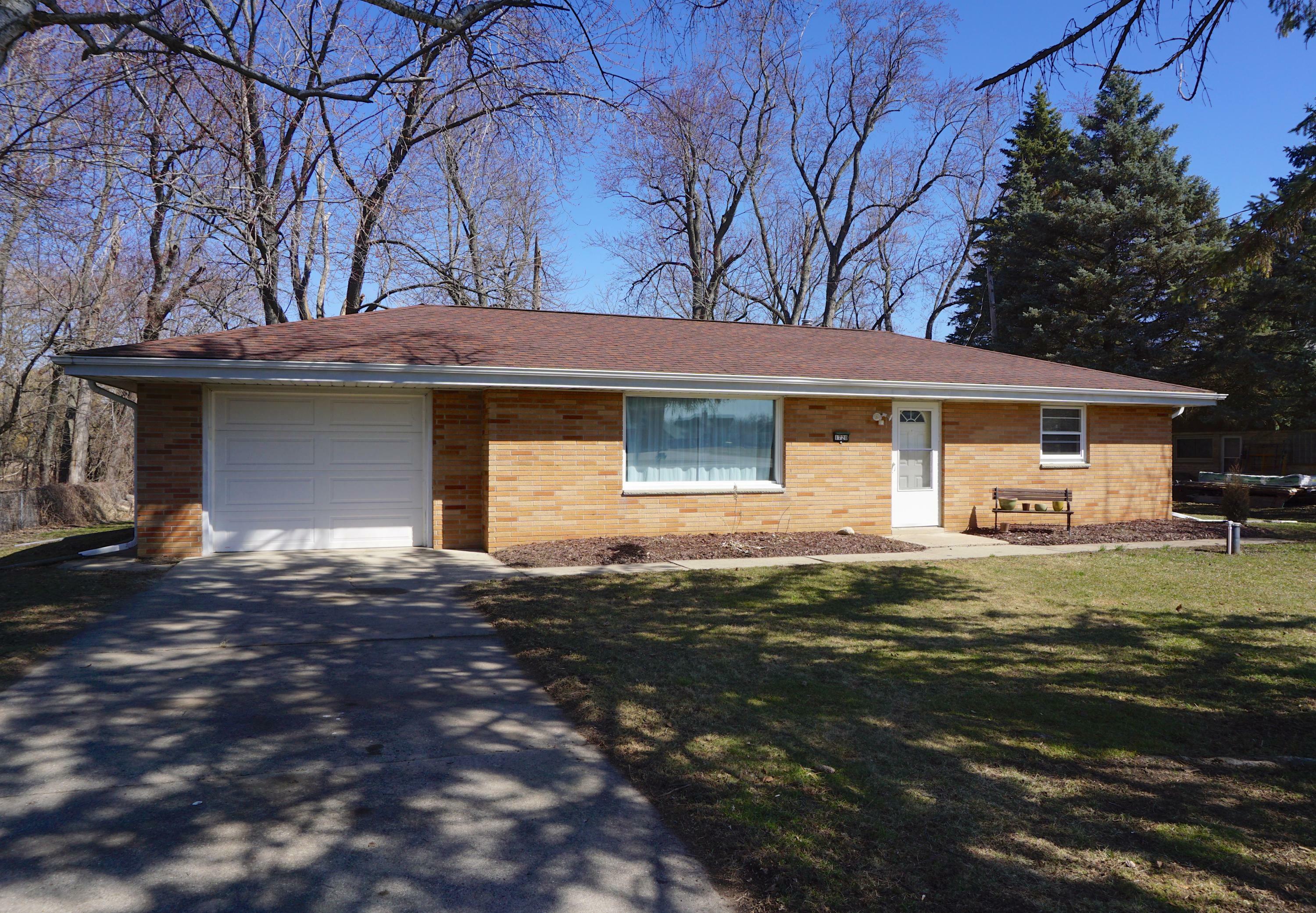 Property Photo:  1720 E Oakwood Rd  WI 53154 