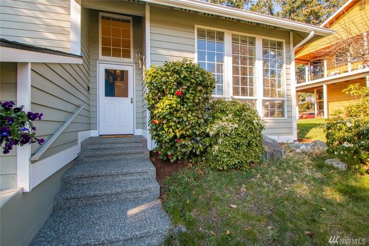 Property Photo: 325 E Cedar St WA 98273