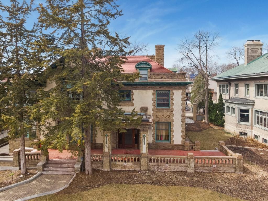 Property Photo: 2224 W Lake Of The Isles Parkway MN 55405