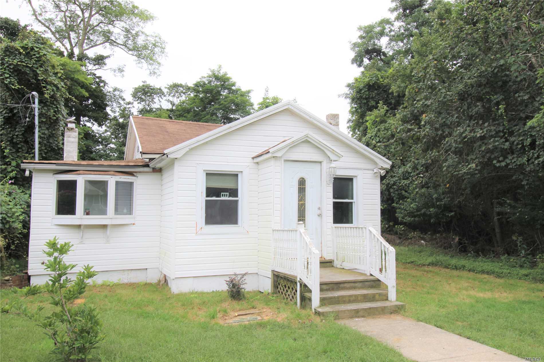 Property Photo:  18 Cedar Road  NY 11951 