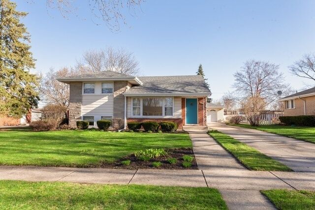 Property Photo: 15W570 Victory Parkway IL 60126