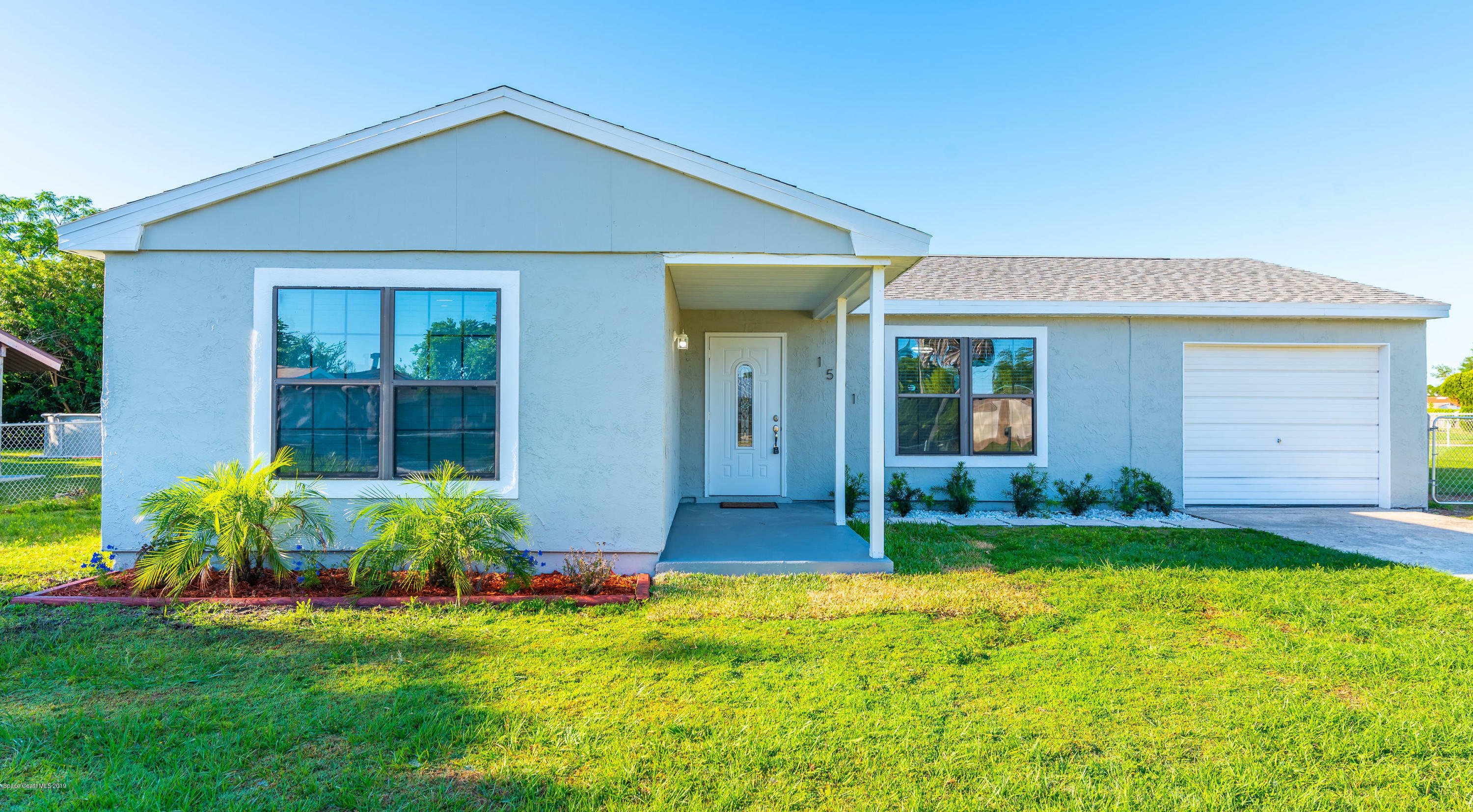 Property Photo:  1521 NE Roxbury Court NE  FL 32905 