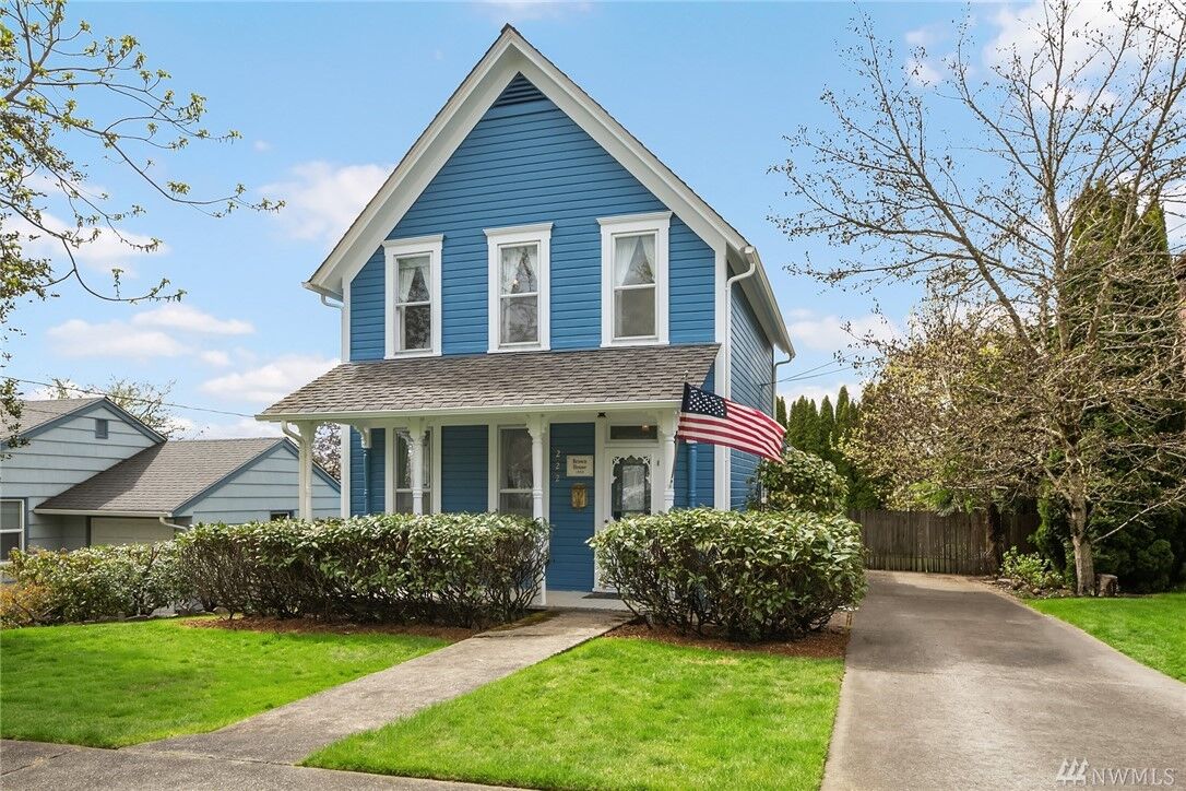 Property Photo:  222 Avenue C  WA 98290 
