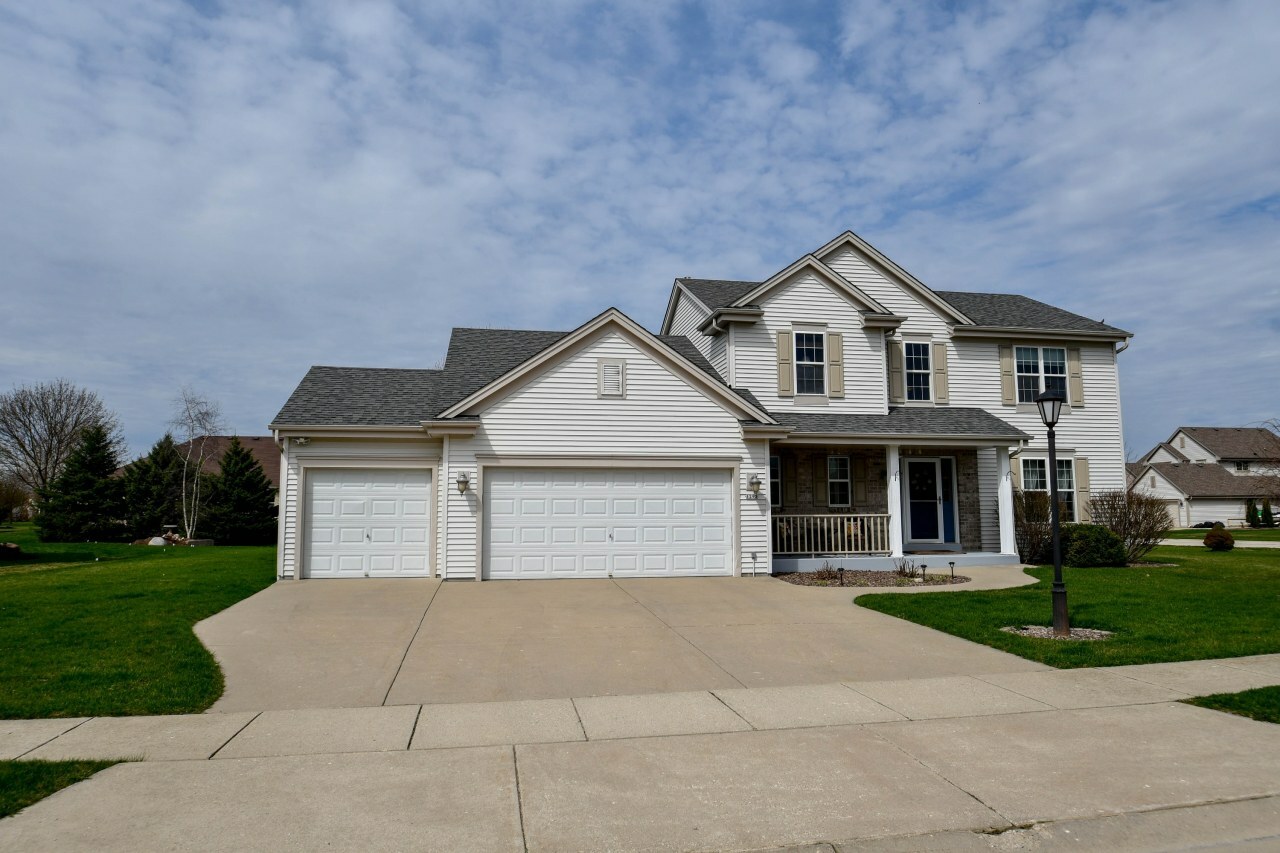 Property Photo:  1299 Redwing Dr  WI 53066 