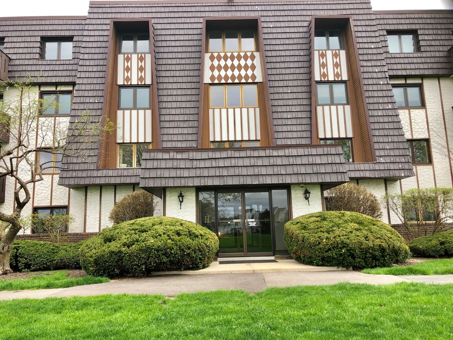 Property Photo: 13000 West Heiden Circle 3204 IL 60044