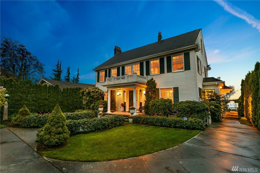 Property Photo: 920 Grand Ave WA 98201