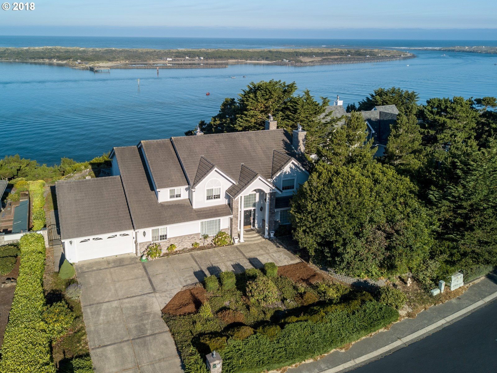 Property Photo: 46 Shoreline Dr OR 97439
