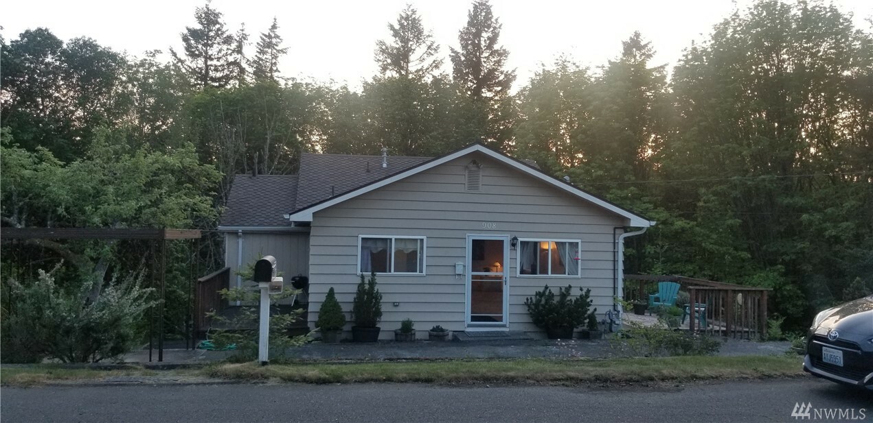 Property Photo:  908 West Ave  WA 98366 