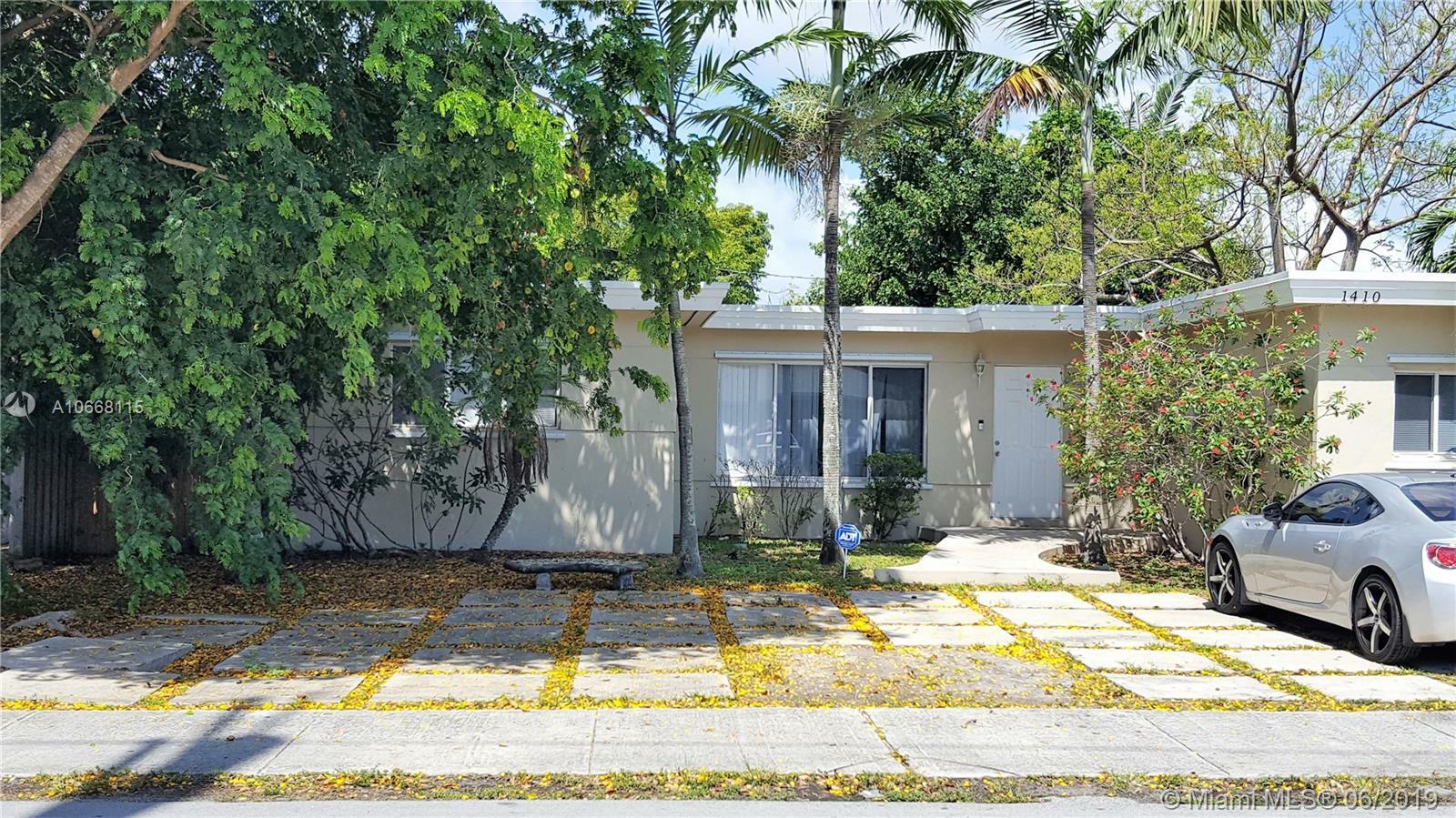 Property Photo: 1410 S 24th Ave FL 33020