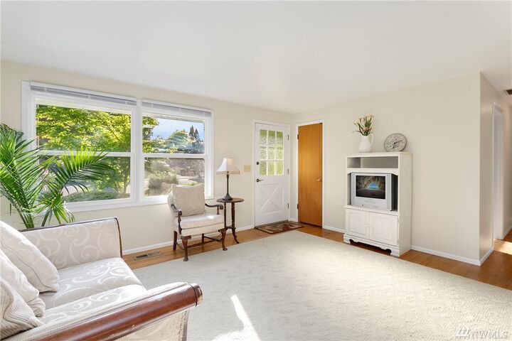 Property Photo:  420 Chelan Ave SE  WA 98059 