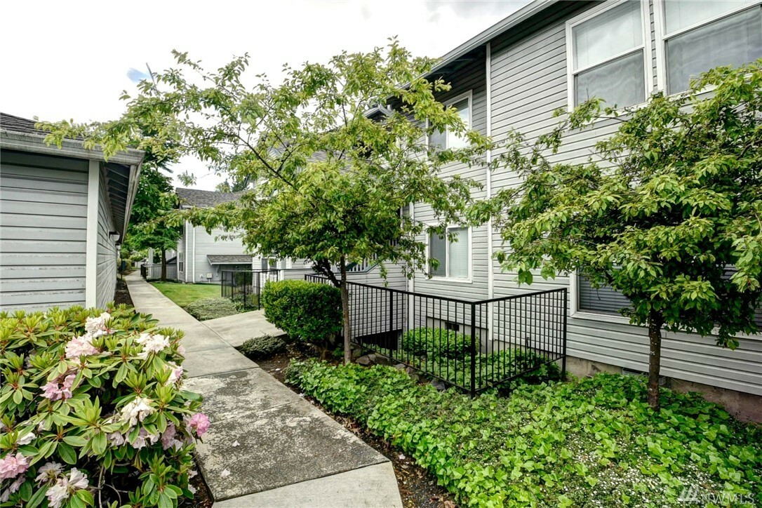 Property Photo:  33020 10th Ave SW D203  WA 98023 