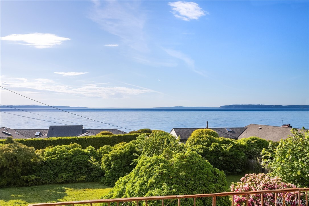 Property Photo:  18828 Soundview Place  WA 98020 