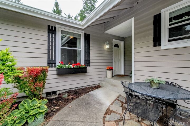 Property Photo:  19121 Maryann Dr E  WA 98391 