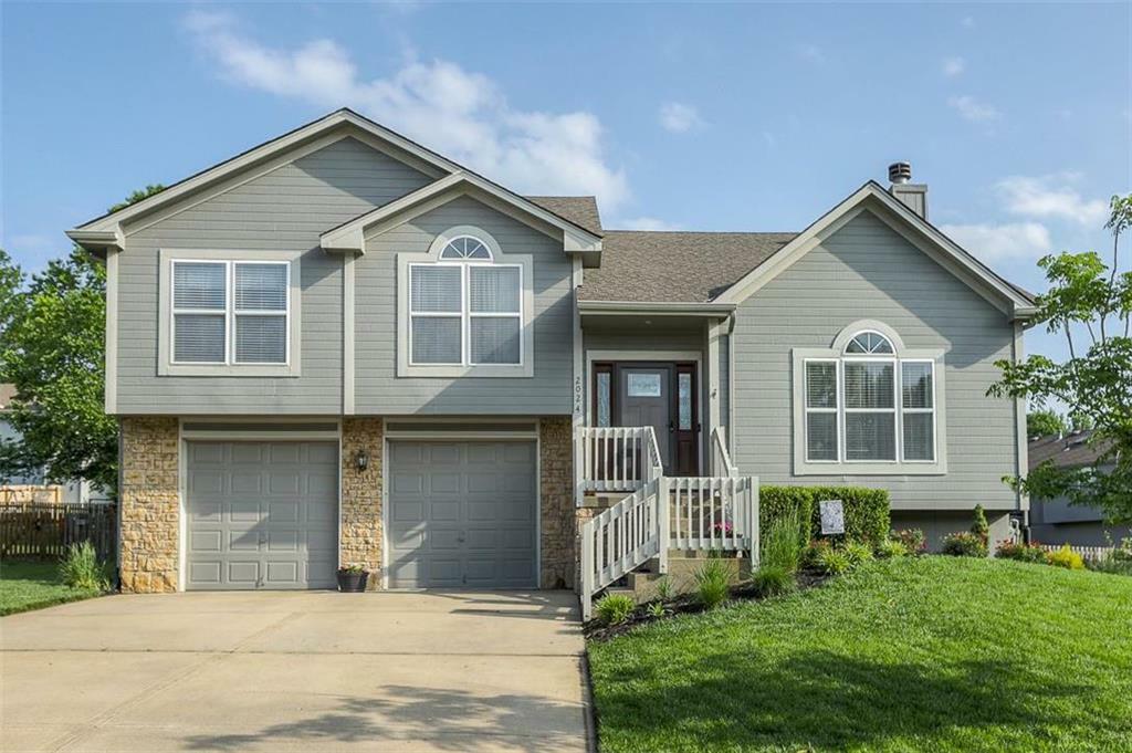 Property Photo: 2024 SW British Drive MO 64081