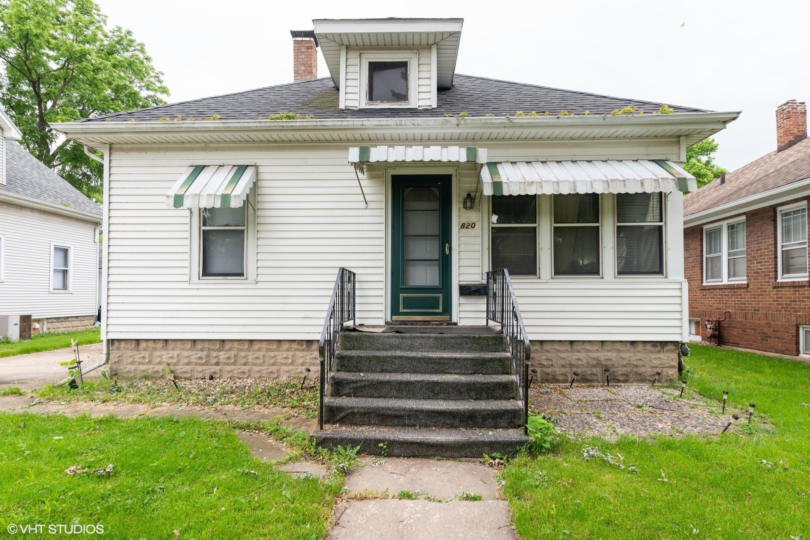 Property Photo:  820 South 6th Avenue  IL 60901 