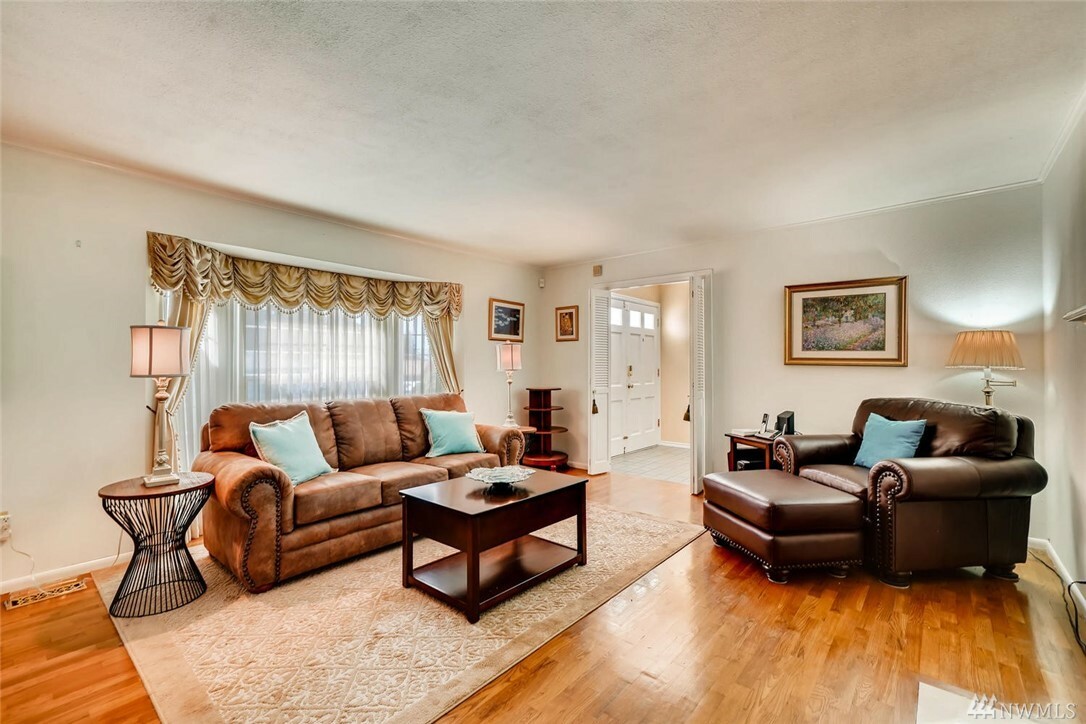 Property Photo: 4827 Glenhaven Dr WA 98203