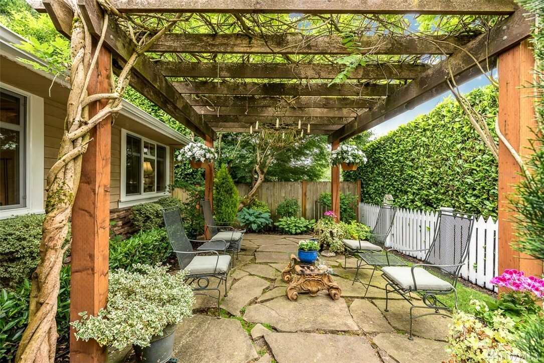 Property Photo:  1020 2nd St  WA 98033 