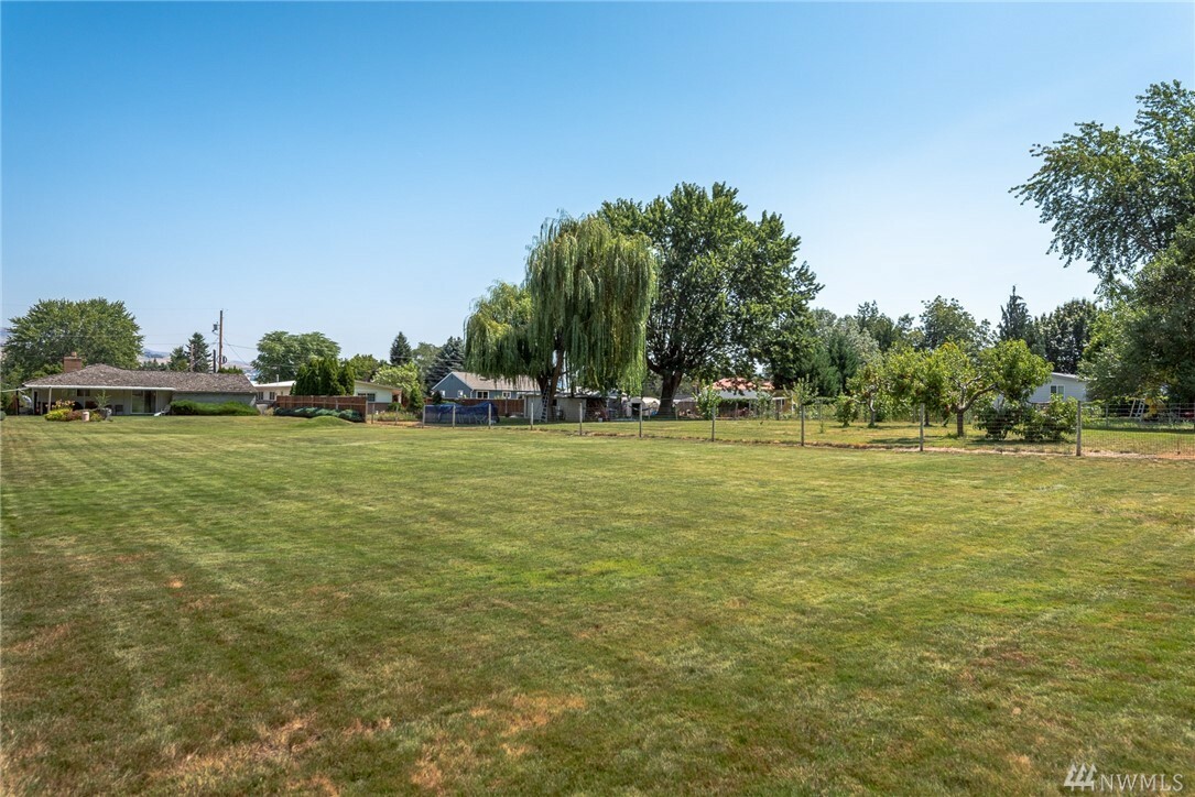 Property Photo:  1716 Stella Ave  WA 98801 