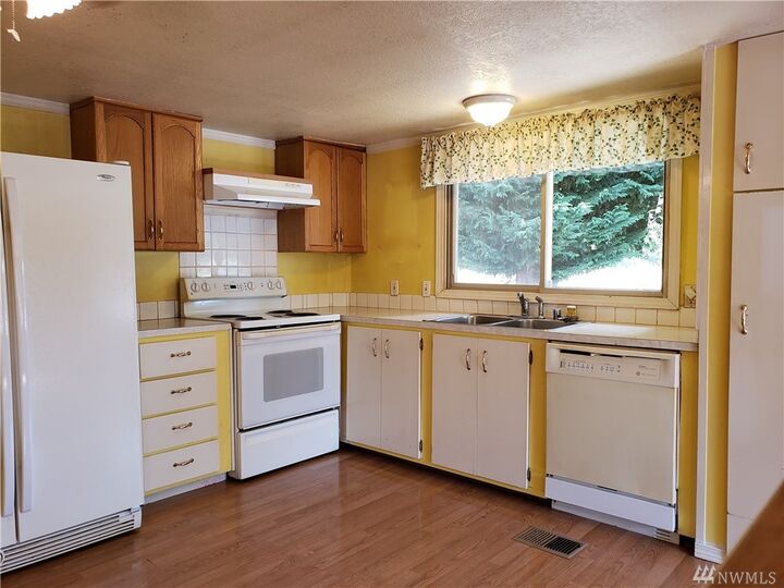 Property Photo:  805 Garfield Ave E  WA 98589 