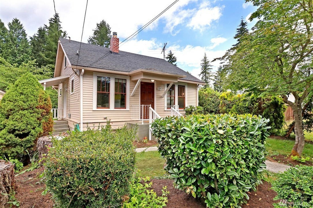 Property Photo:  112 NE 180th St  WA 98155 