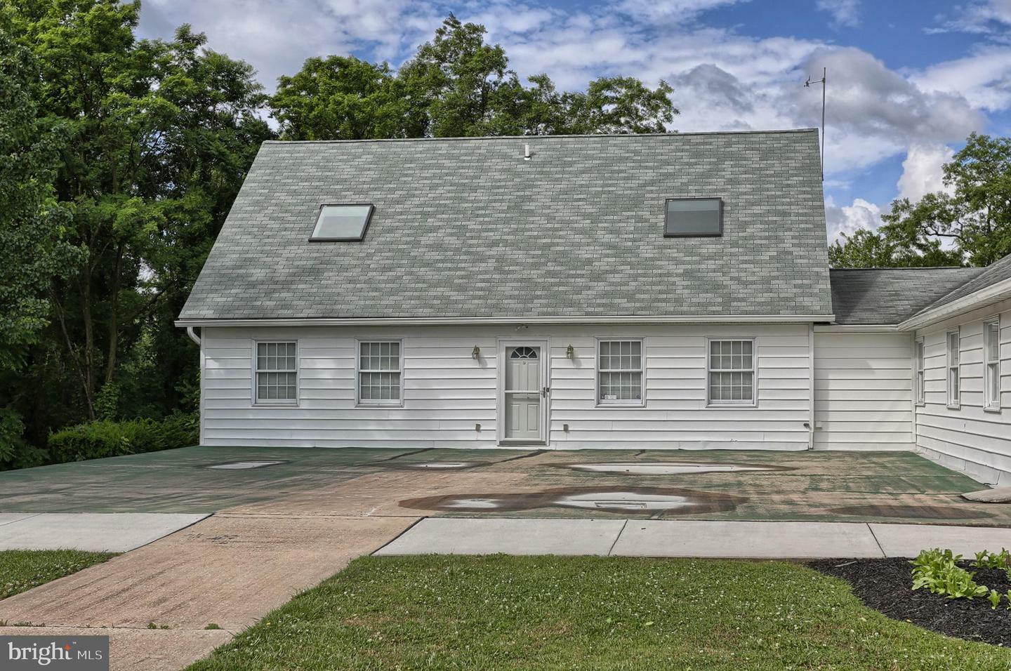 Property Photo:  2400 River Road  PA 17057 