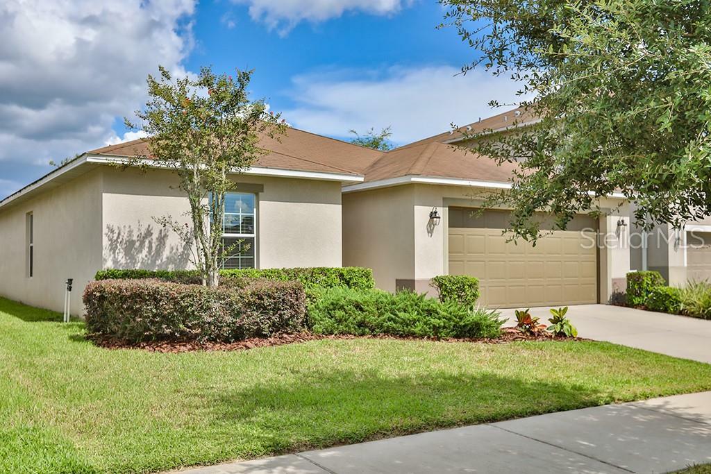 Property Photo:  2105 Nuttall Oaks Place  FL 33510 