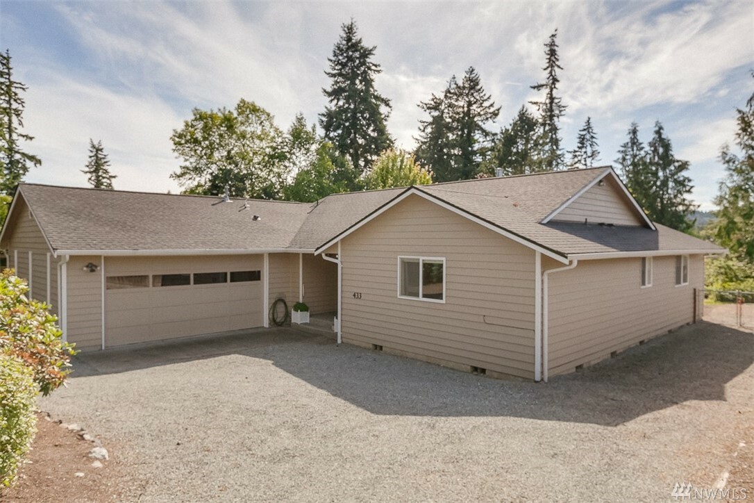 Property Photo:  433 Stirling Dr  WA 98282 