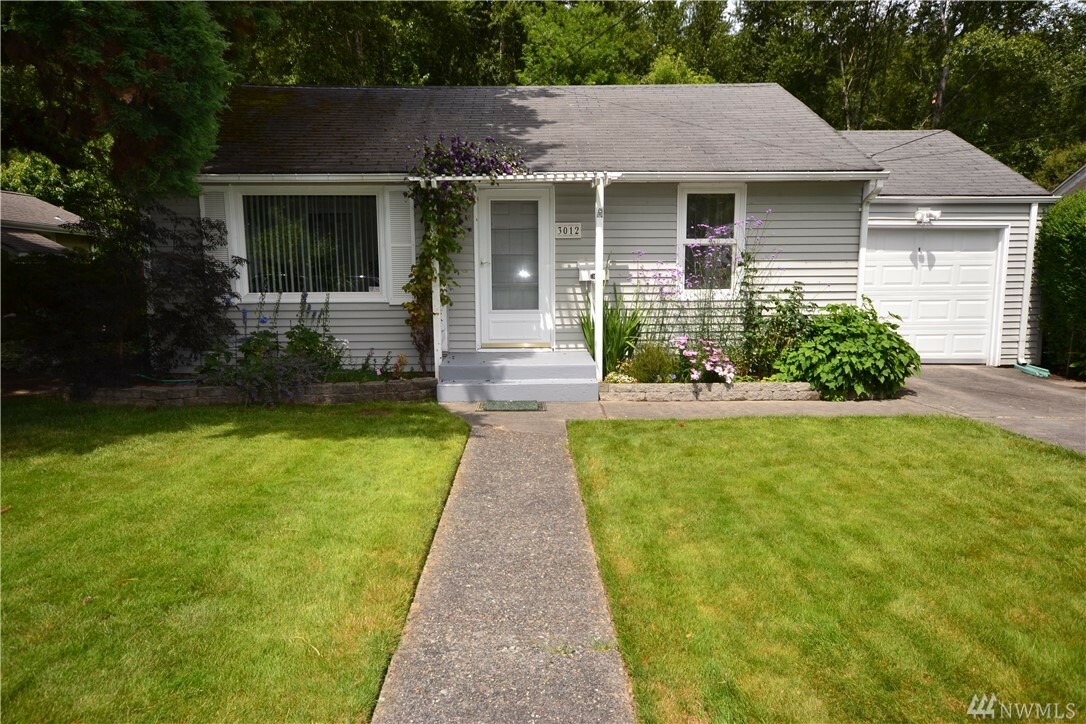 Property Photo:  3012 SE 5th St  WA 98058 