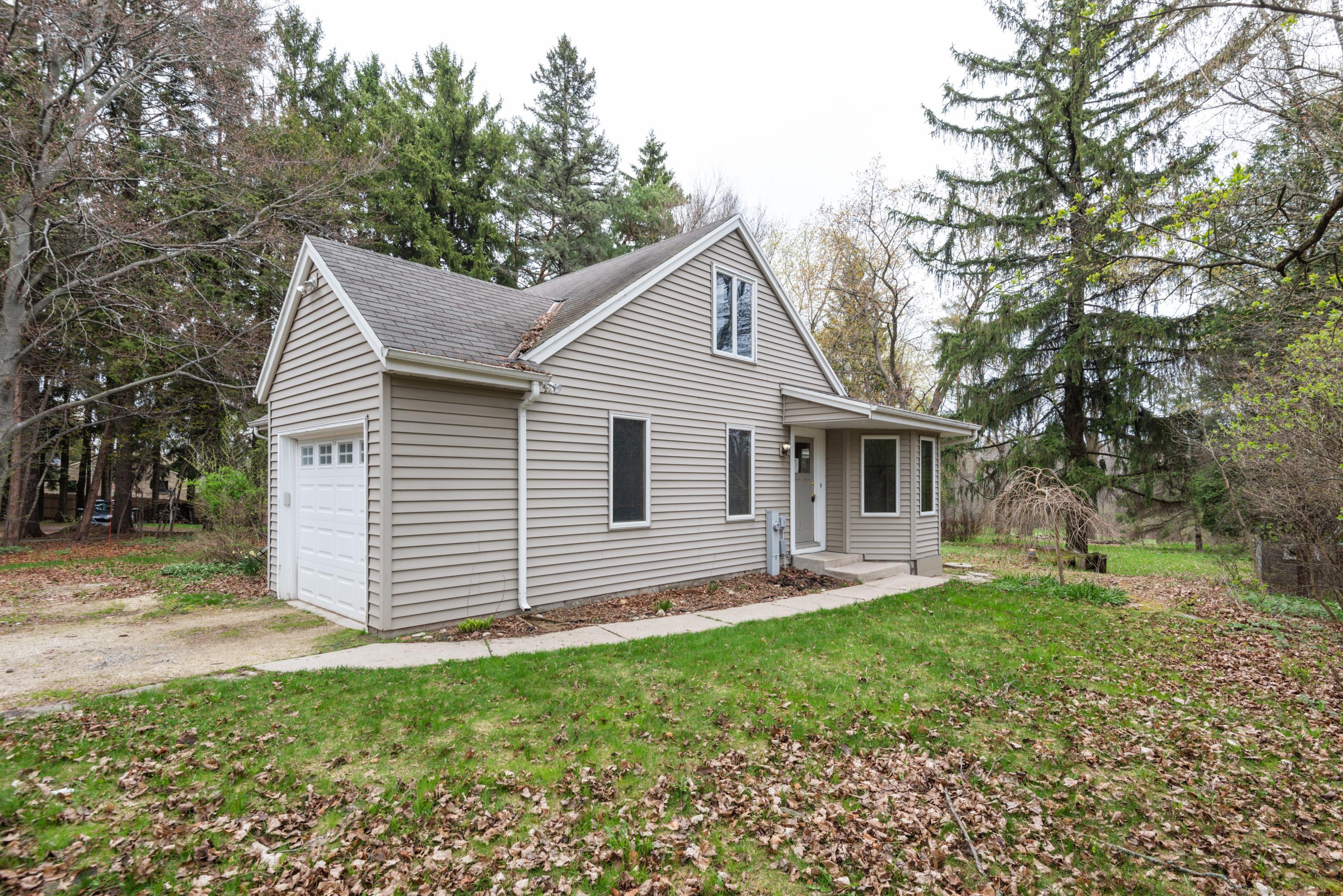 Property Photo: 2096 Edgewater Dr WI 53024