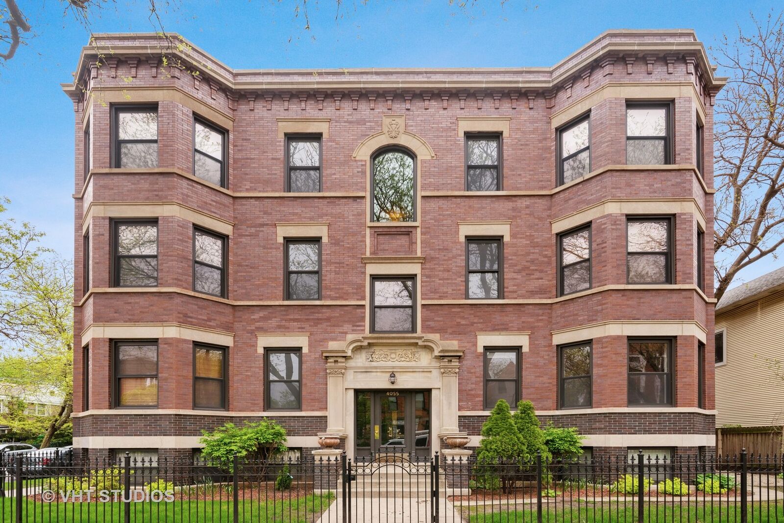 Property Photo:  4055 North Hermitage Avenue 1S  IL 60613 