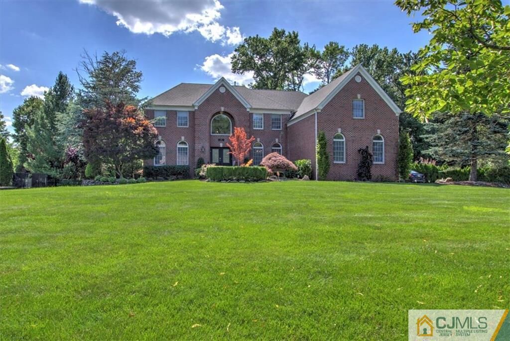 Property Photo:  14 Kings Court  NJ 08831 