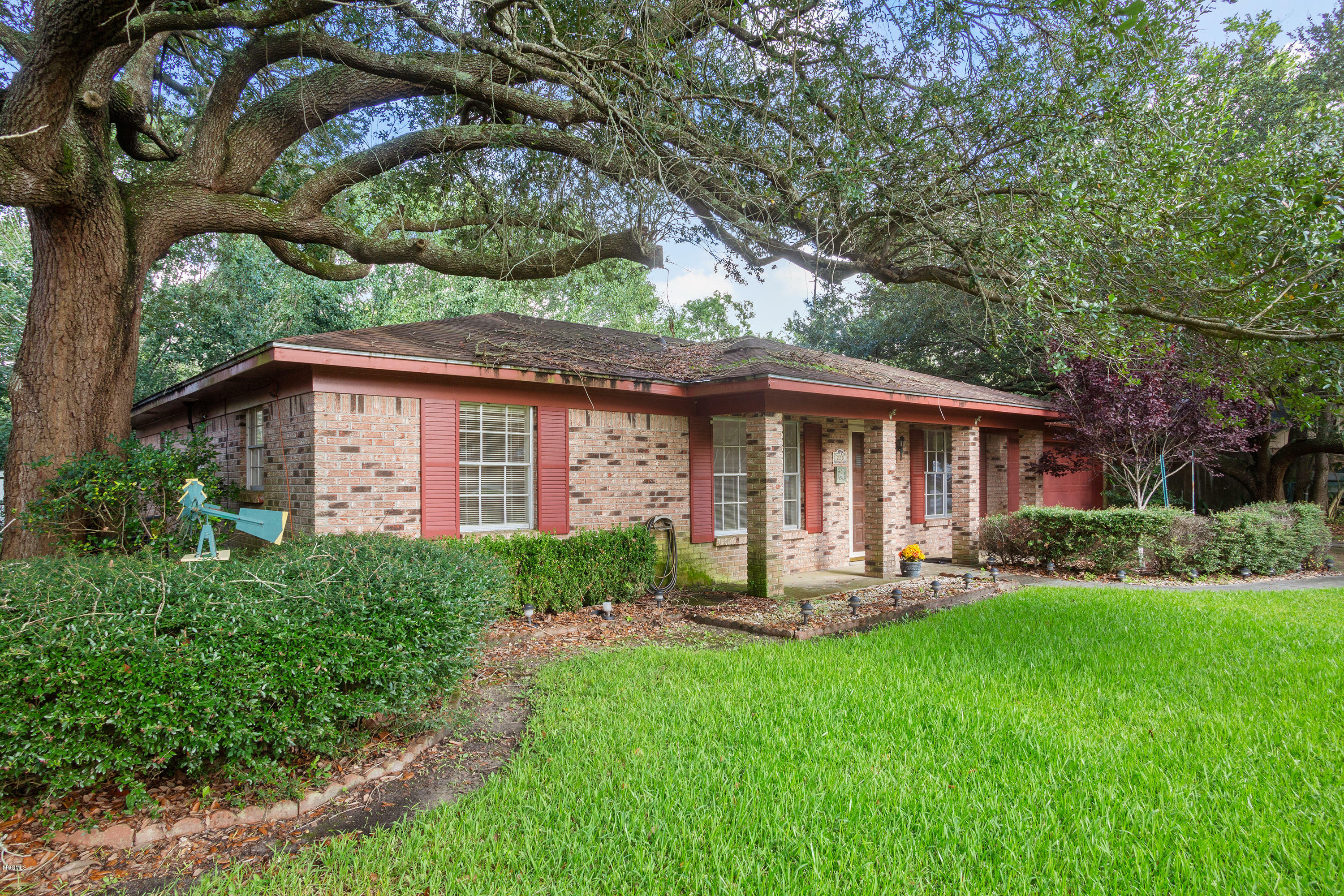 Property Photo:  220 Saratoga Drive  MS 39564 