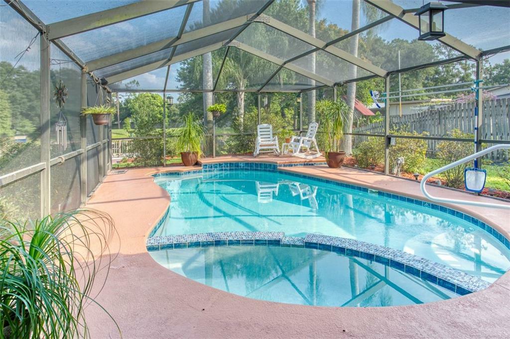 Property Photo:  1012 Elm Grove Lane  FL 33596 