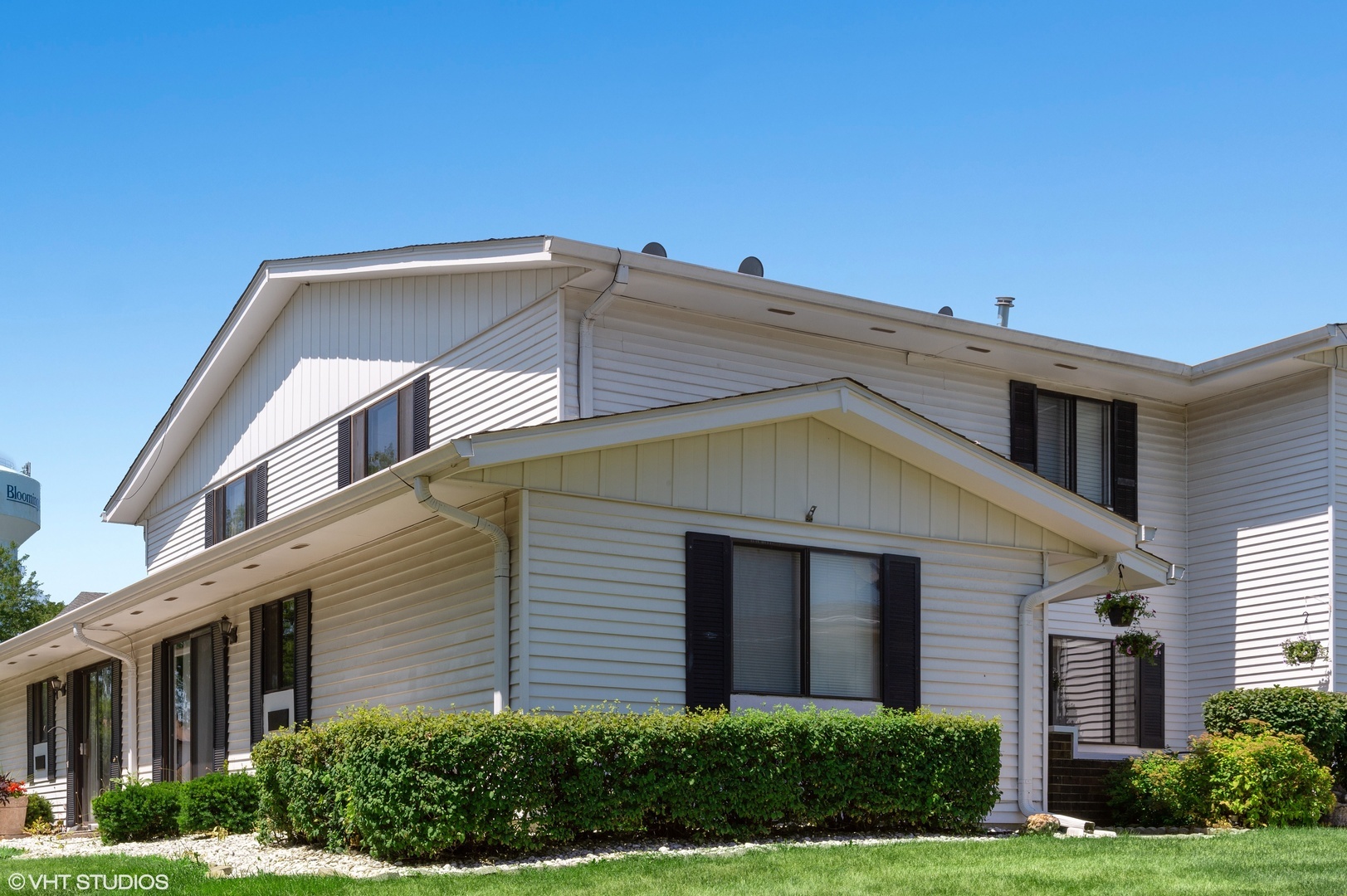 Property Photo: 162 Chatham Court B IL 60108
