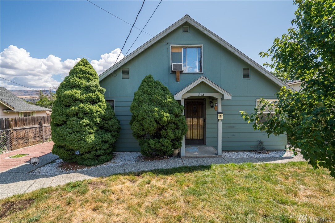 Property Photo:  913 Cashmere St  WA 98801 