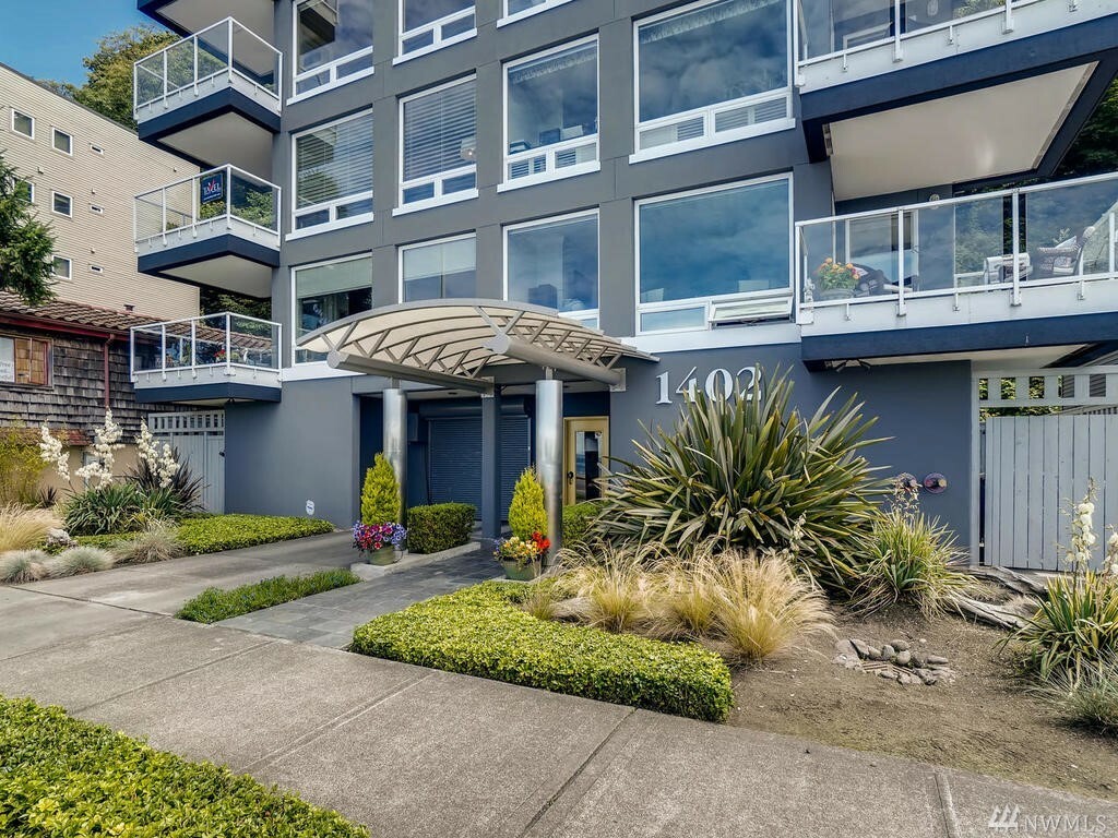 Property Photo:  1402 Alki Ave SW 402  WA 98116 