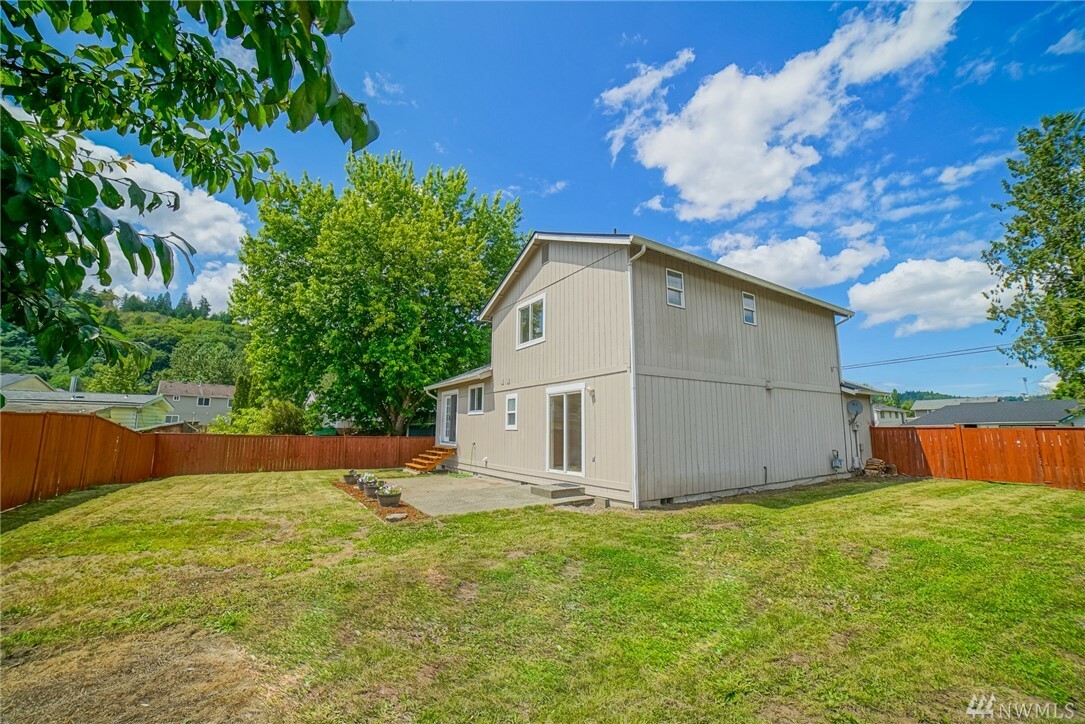 Property Photo:  124 5th Ave N  WA 98001 