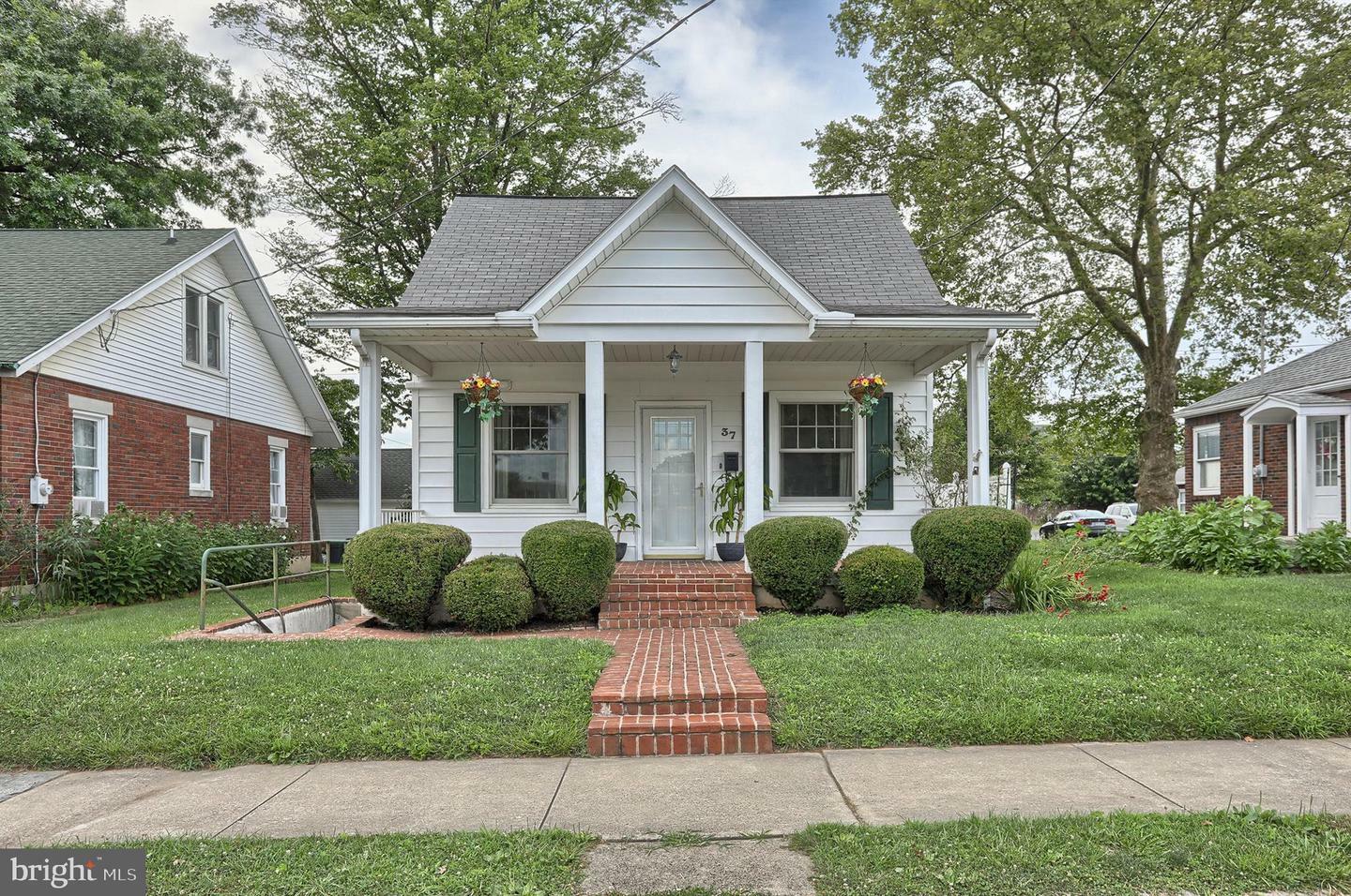 Property Photo: 37 W Cherry Street PA 17078