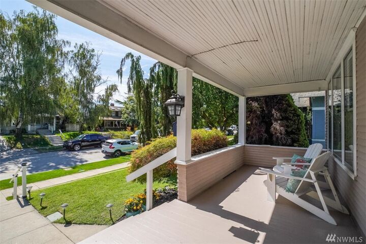 Property Photo:  510 Douglas St  WA 98801 