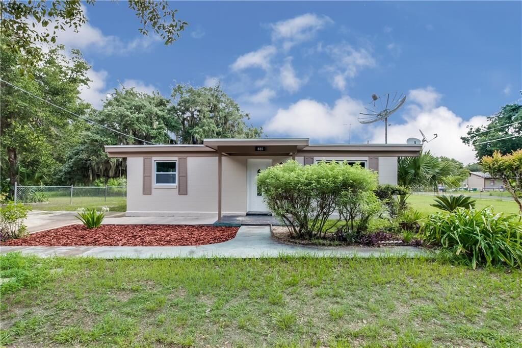 Property Photo: 825 E Jackson Avenue FL 32757