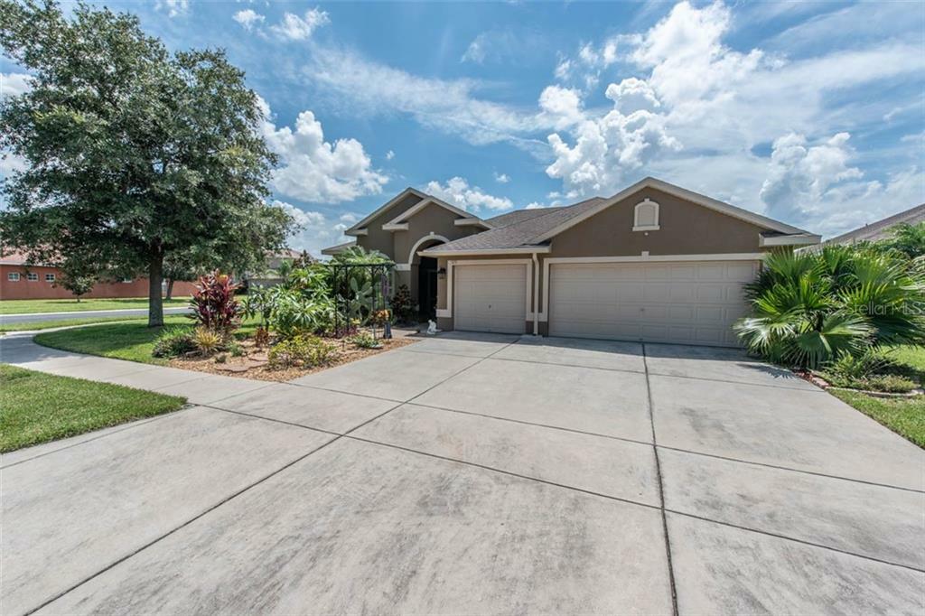 Property Photo:  523 York Dale Drive  FL 33570 